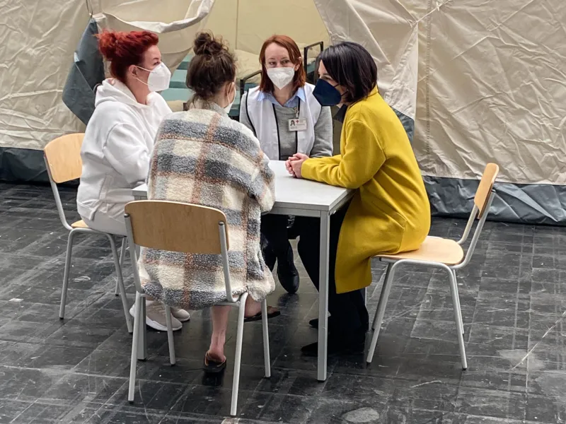Vier Frauen an einem Tisch im Gespr&auml;ch.